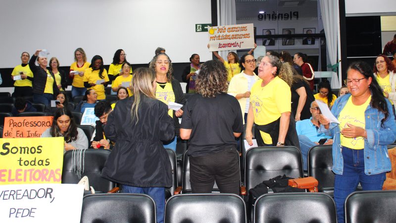 Professoras lotam Câmara, mas vereadores aprovam por unanimidade projeto contestado pela categoria
