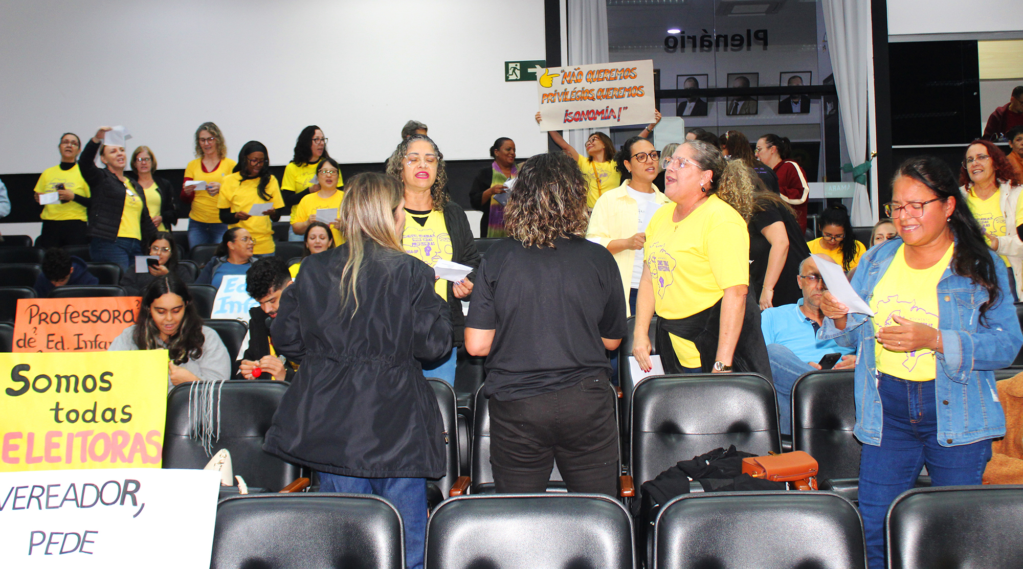 Professoras lotam Câmara, mas vereadores aprovam por unanimidade projeto contestado pela categoria