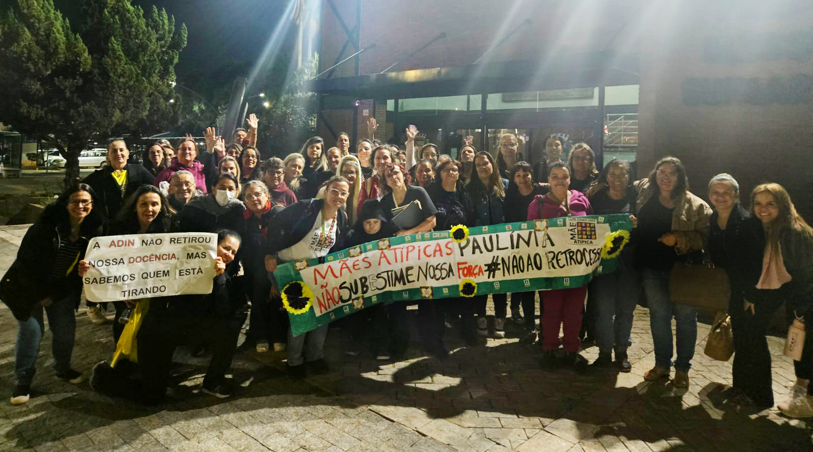 Dia de intensa luta em defesa da Educação de Paulínia. Cabeça erguida e cara limpa! Seguimos unidos nesta luta!