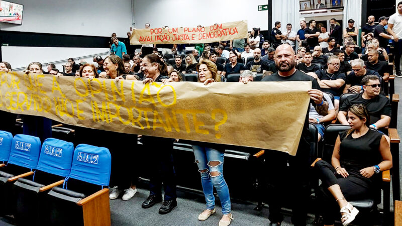 Ataque silencioso | Sob protestos dos Servidores, Câmara aprova, na calada do ano, projetos que desmontam a carreira pública