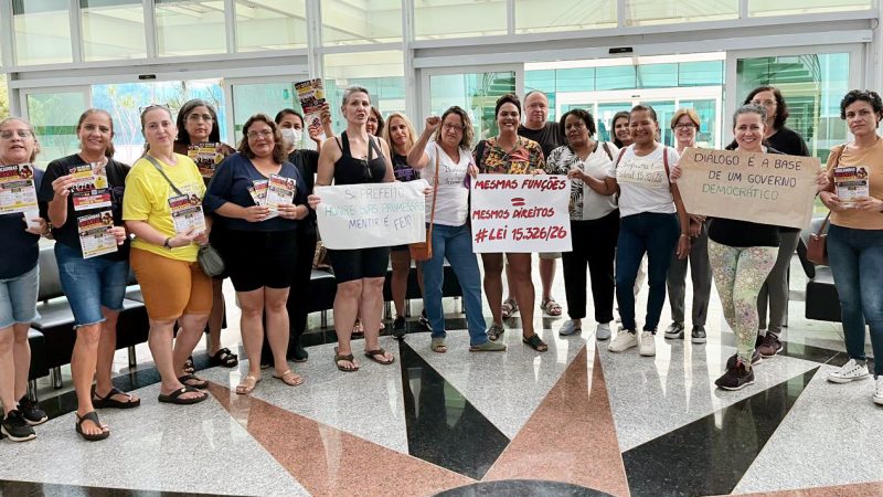 Abre a porta, prefeito | Educadoras infantis cobram diálogo em novo manifesto realizado na Prefeitura de Paulínia