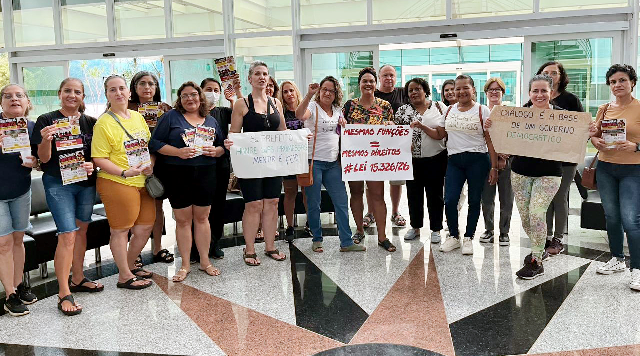 Abre a porta, prefeito | Educadoras infantis cobram diálogo em novo manifesto realizado na Prefeitura de Paulínia